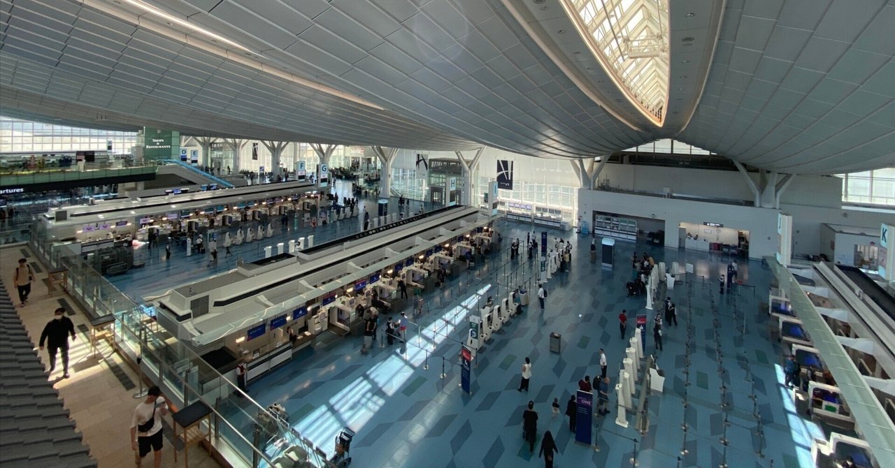 羽田空港のチェックインロビーを見下ろしたパノラマ写真